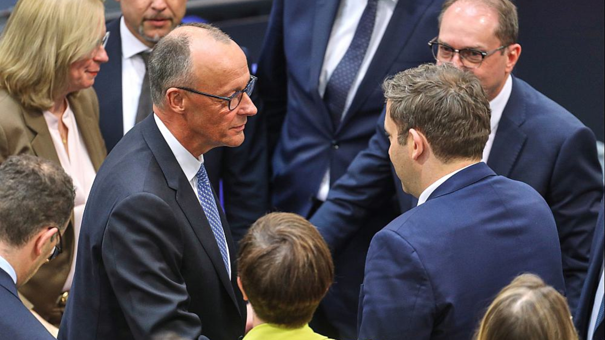 Friedrich Merz bekommt Glückwünsche nach der Kanzlerwahl am 06.05.2025 - Foto: über dts Nachrichtenagentur