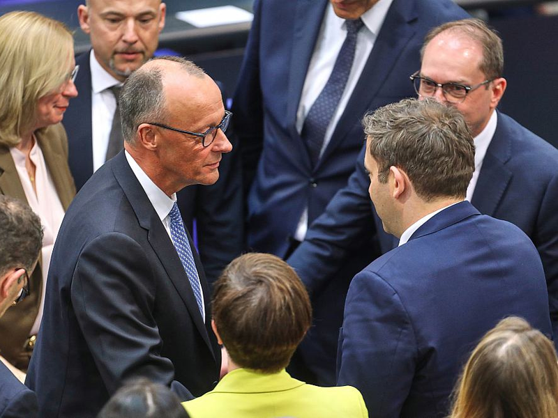 Friedrich Merz bekommt Glückwünsche nach der Kanzlerwahl am 06.05.2025 - Foto: über dts Nachrichtenagentur