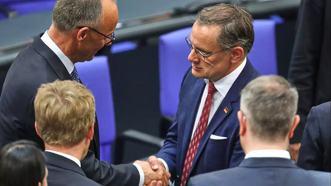 Friedrich Merz bekommt Glückwünsche von Tino Chrupalla am 06.05.2025 - Bild: über dts Nachrichtenagentur