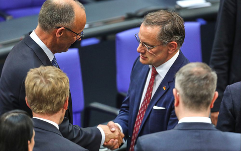 Friedrich Merz bekommt Glückwünsche von Tino Chrupalla am 06.05.2025 - Foto: über dts Nachrichtenagentur