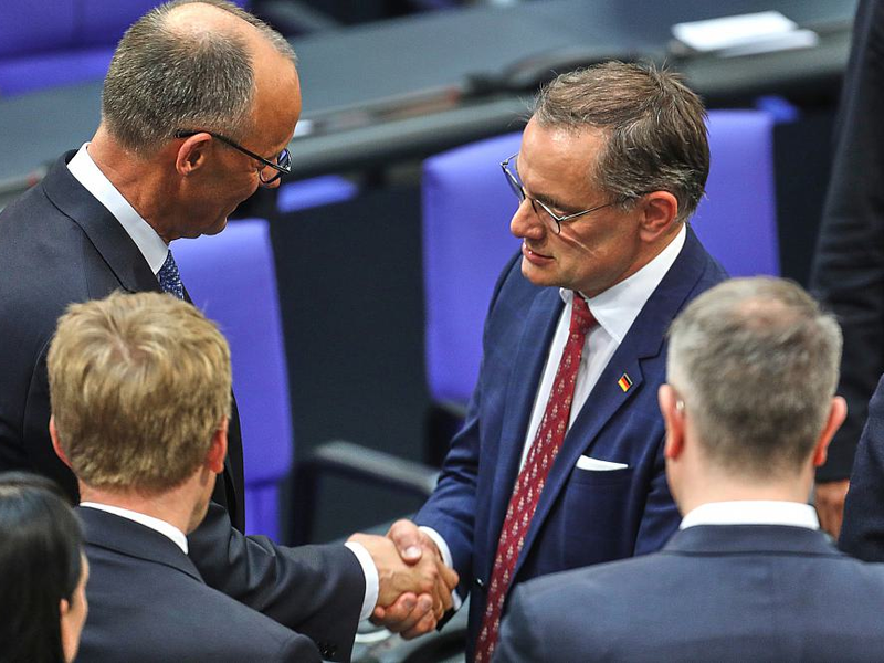 Friedrich Merz bekommt Glückwünsche von Tino Chrupalla am 06.05.2025 - Foto: über dts Nachrichtenagentur