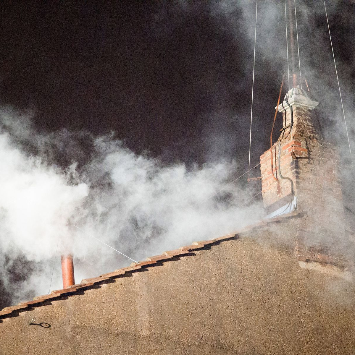 Darauf warten nun alle: weißer Rauch. (Archivbild) - Foto: Michael Kappeler/dpa