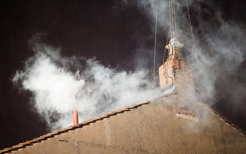 Darauf warten nun alle: weißer Rauch. (Archivbild) - Foto: Michael Kappeler/dpa