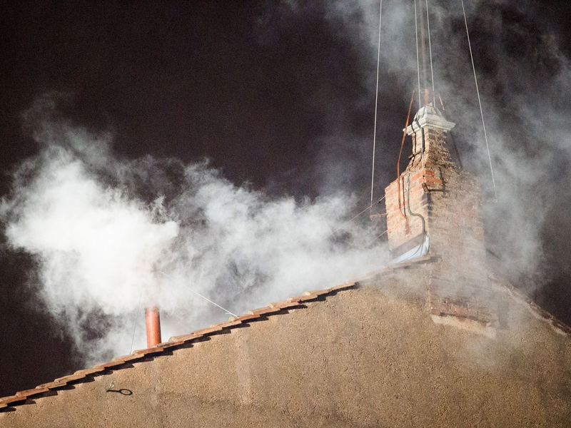 Darauf warten nun alle: weißer Rauch. (Archivbild) - Foto: Michael Kappeler/dpa