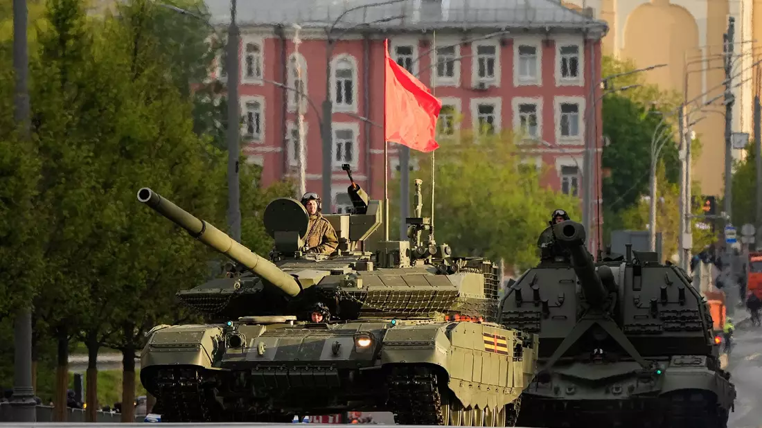 Die Militärparade zum 80. Jahrestag des Siegs über Nazi-Deutschland nutzt Kremlchef Putin auch als Machtdemonstration.  - Bild: Alexander Zemlianichenko/AP/dpa