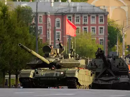 Die Militärparade zum 80. Jahrestag des Siegs über Nazi-Deutschland nutzt Kremlchef Putin auch als Machtdemonstration. - Foto: Alexander Zemlianichenko/AP/dpa