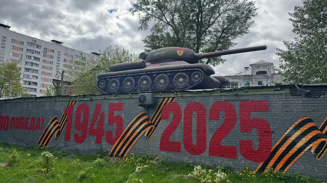 Russlands Hauptstadt wurde vor dem Siegesfeiern festlich geschmückt - unter anderem auch mit Panzerattrappen. - Bild: Andre Ballin/dpa