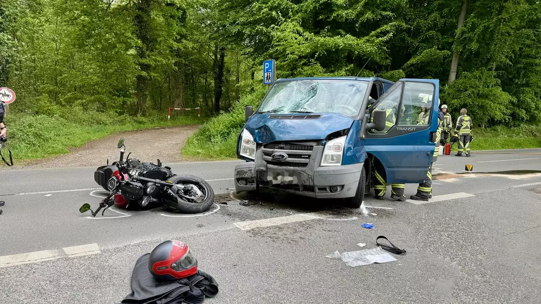 FW Hünxe: Motorradfahrer nach Frontalzusammenstoß schwer verletzt - Bild: presseportal.de