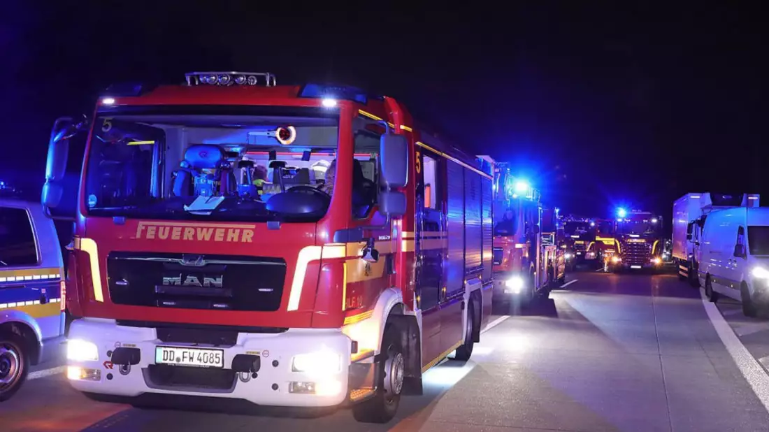 FW Dresden: Schwerer Verkehrsunfall auf der A17 - eine Person verstorben, mehrere teils schwer verletzt - Bild: presseportal.de