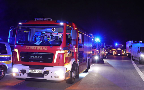 FW Dresden: Schwerer Verkehrsunfall auf der A17 - eine Person verstorben, mehrere teils schwer verletzt - Foto: presseportal.de