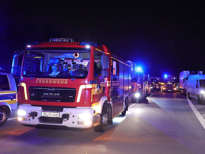 FW Dresden: Schwerer Verkehrsunfall auf der A17 - eine Person verstorben, mehrere teils schwer verletzt - Foto: presseportal.de