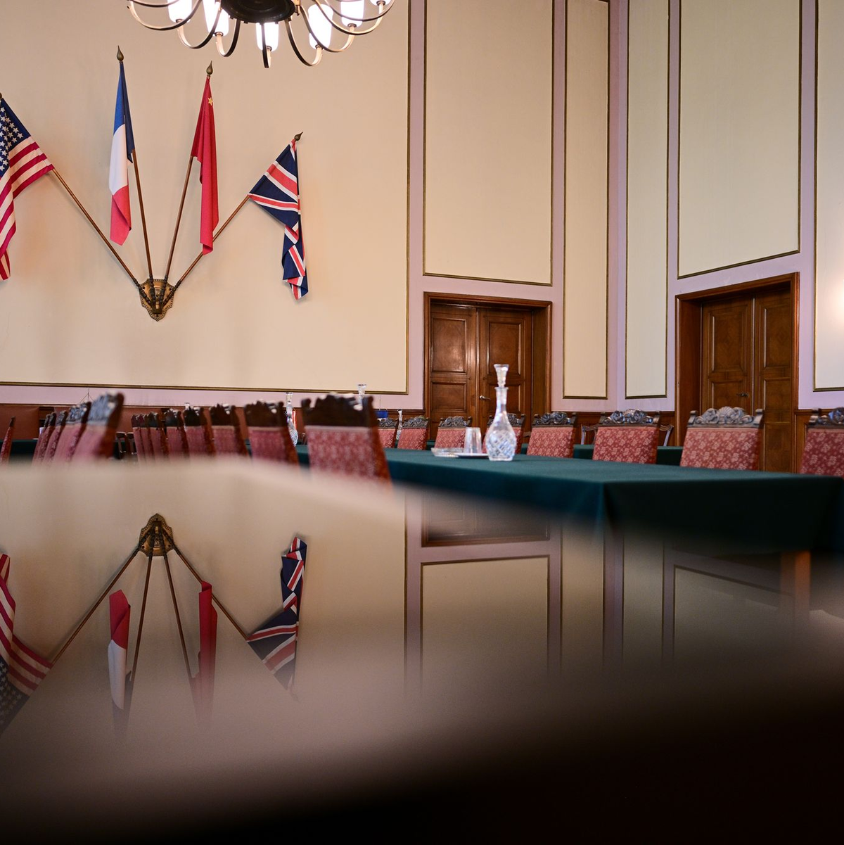 Festlicher Rahmen für den Untergang: Die Szenerie bei der Unterschrift der deutschen Wehrmachtsgeneräle unter die bedingungslose Kapitulation 1945. (Archivbild) - Foto: Sebastian Christoph Gollnow/dpa