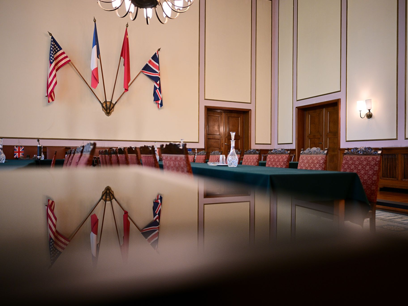 Festlicher Rahmen für den Untergang: Die Szenerie bei der Unterschrift der deutschen Wehrmachtsgeneräle unter die bedingungslose Kapitulation 1945. (Archivbild) - Foto: Sebastian Christoph Gollnow/dpa