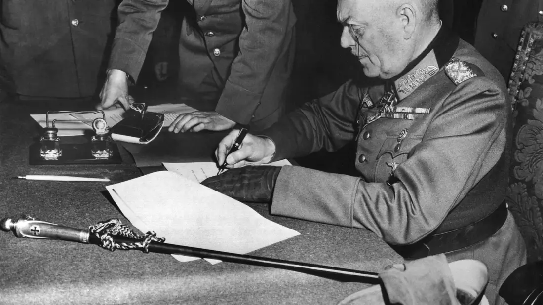 Die deutsche Wehrmacht kapituliert - der Zweite Weltkrieg in Europa ist zu Ende. (Archivbild) - Bild: dpa