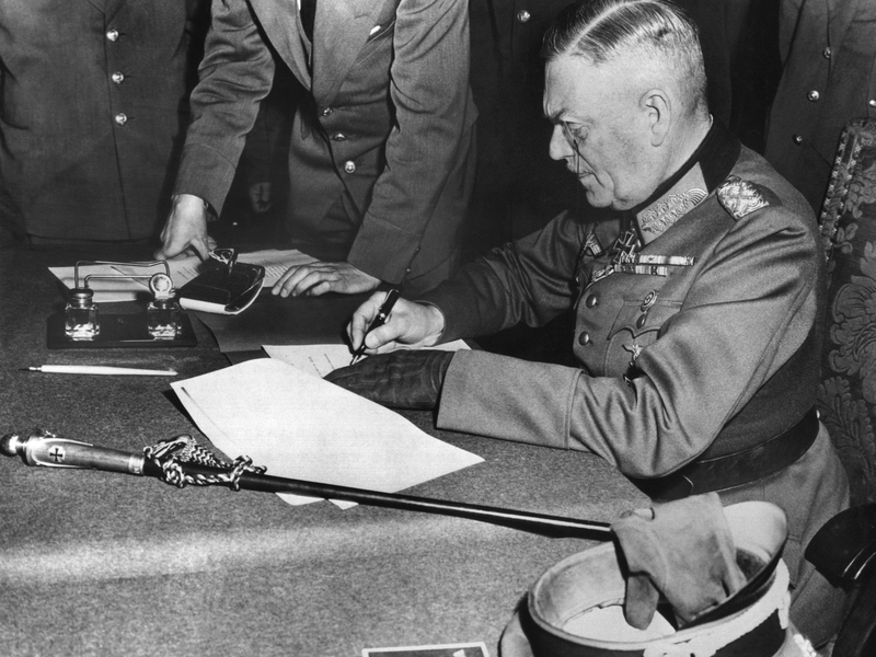 Die deutsche Wehrmacht kapituliert - der Zweite Weltkrieg in Europa ist zu Ende. (Archivbild) - Foto: dpa