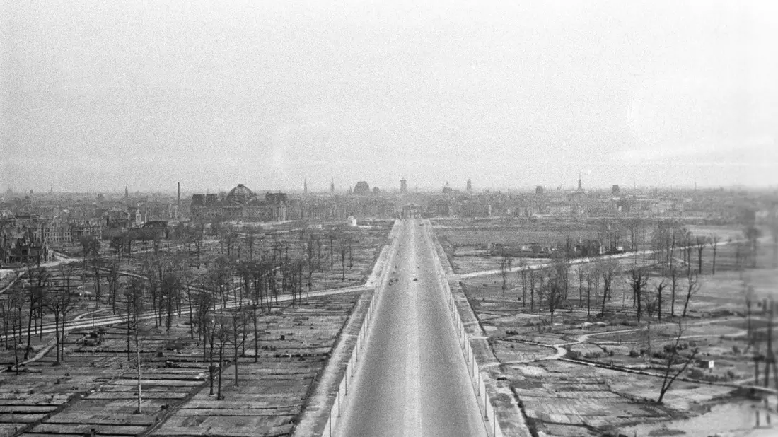 Der vom NS-Staat begonnene Weltkrieg hat nicht nur Berlin in weiten Teilen zerstört. (Archivbild) - Bild: picture alliance / ZB