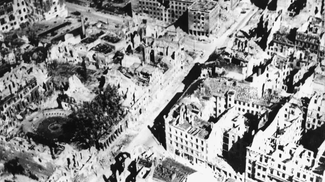 Der vom NS-Staat begonnene Weltkrieg hat nicht nur Berlin in weiten Teilen zerstört. (Archivbild) - Bild: picture-alliance / dpa