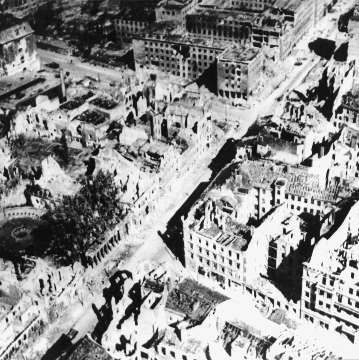 Der vom NS-Staat begonnene Weltkrieg hat nicht nur Berlin in weiten Teilen zerstört. (Archivbild) - Foto: picture-alliance / dpa