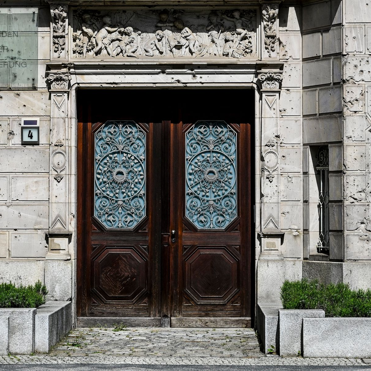 Kriegsspuren sind in Berlin bis heute zu sehen. (Archivbild) - Foto: Jens Kalaene/dpa