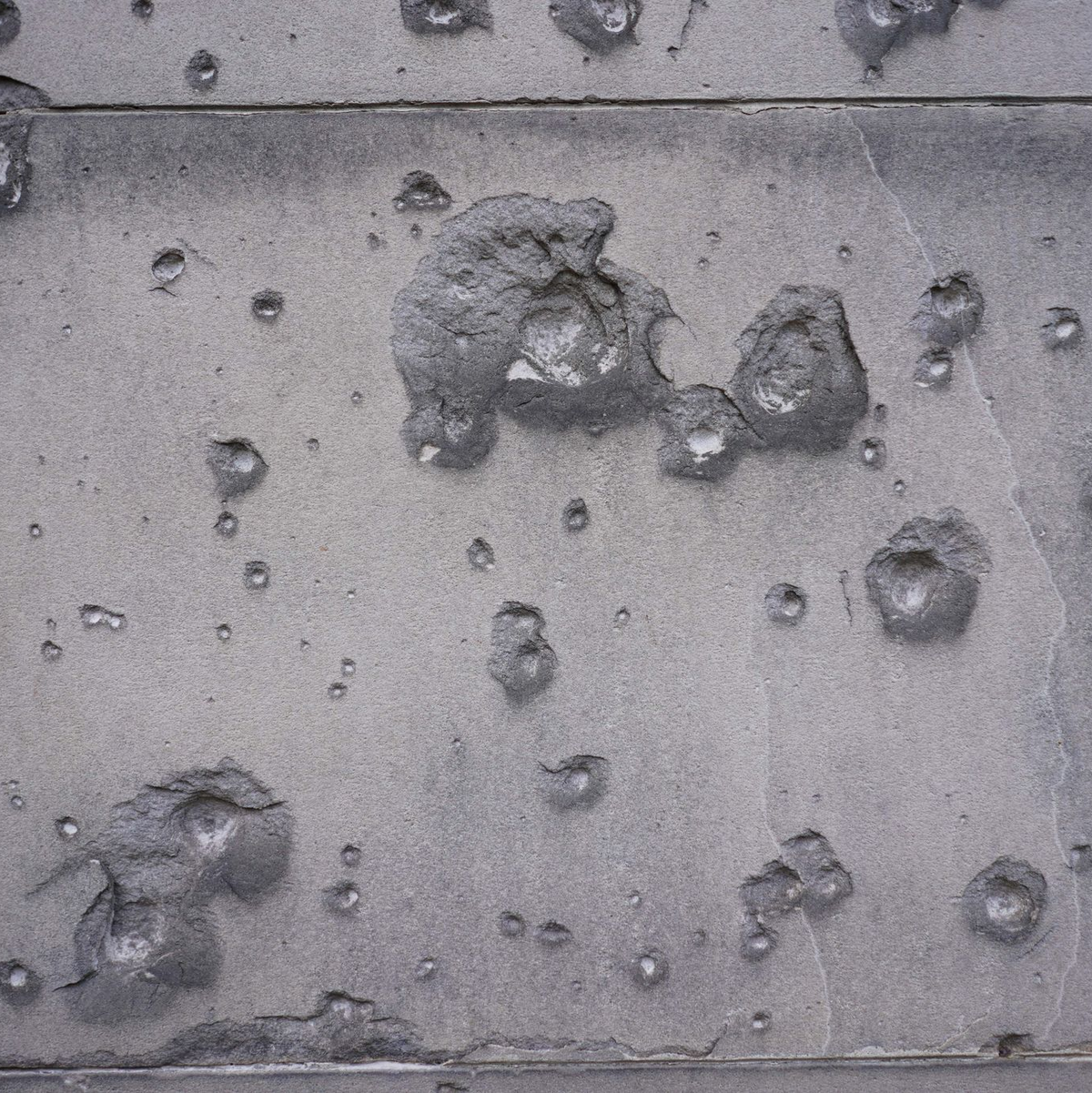 Kriegsspuren sind in Berlin bis heute zu sehen. (Archivbild) - Foto: Jörg Carstensen/dpa