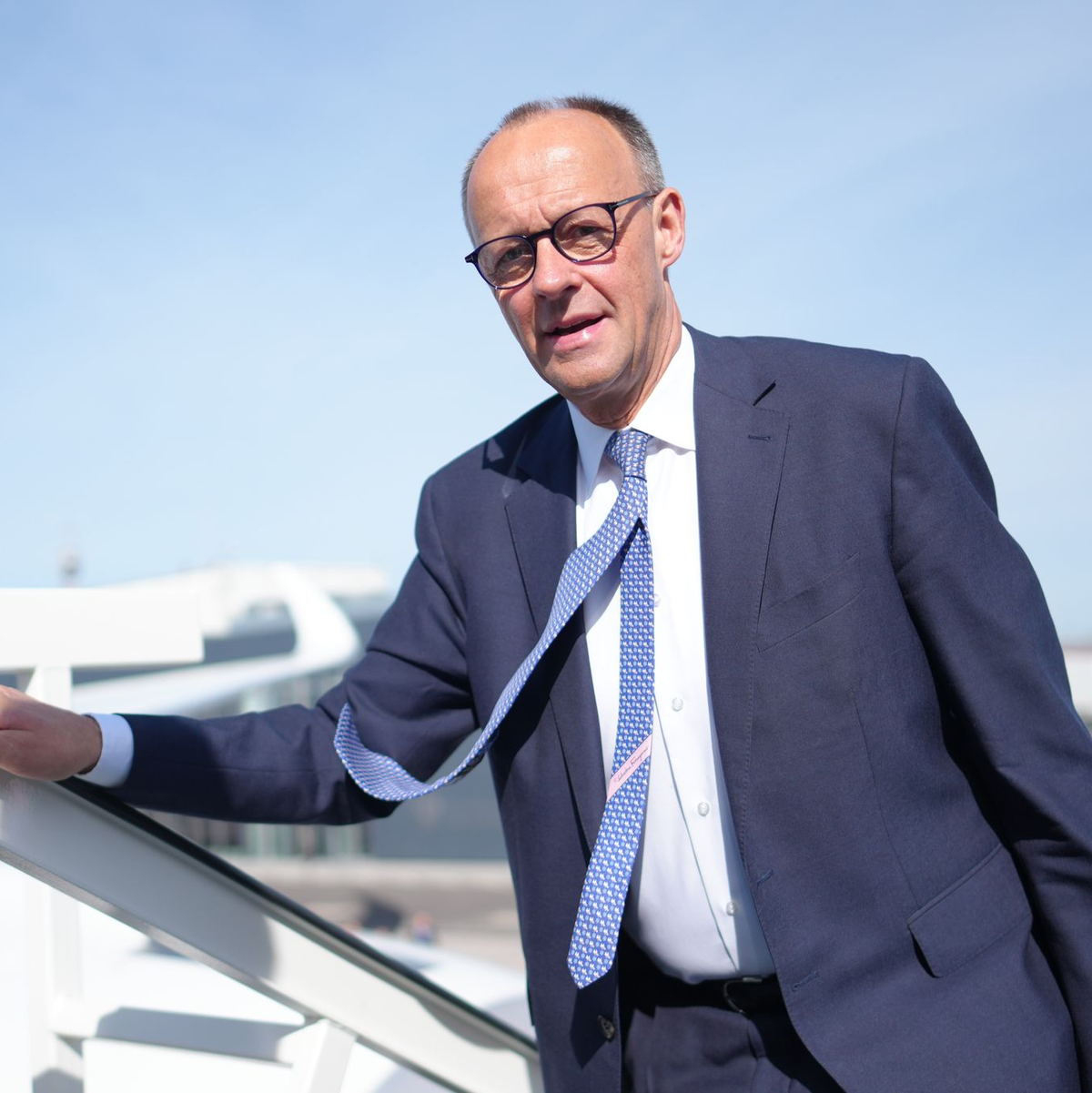 Der Empfang für den neuen deutschen Bundeskanzler in Paris war herzlich. - Foto: Michael Kappeler/dpa