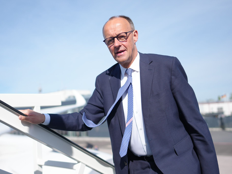 Der Empfang für den neuen deutschen Bundeskanzler in Paris war herzlich. - Foto: Michael Kappeler/dpa