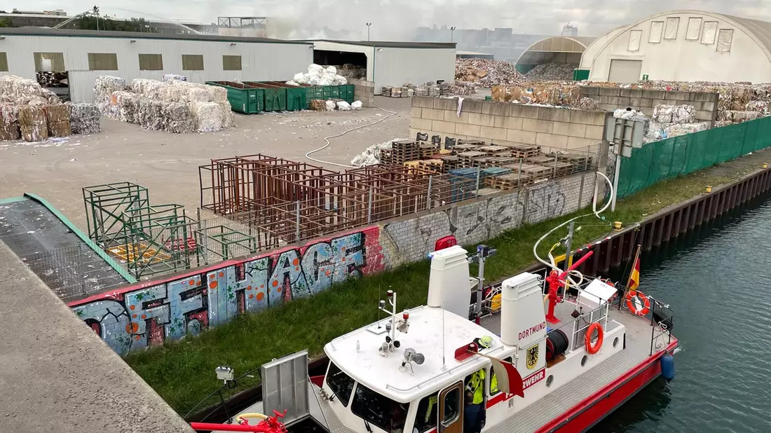 FW-DO: Brand bei einem Recyclingbetrieb im Dortmunder Hafen - Bild: presseportal.de