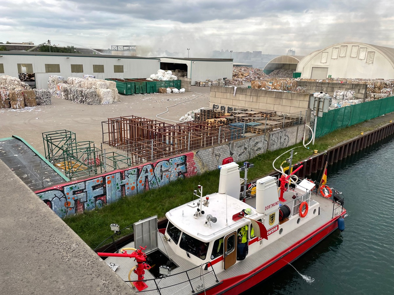 FW-DO: Brand bei einem Recyclingbetrieb im Dortmunder Hafen - Foto: presseportal.de