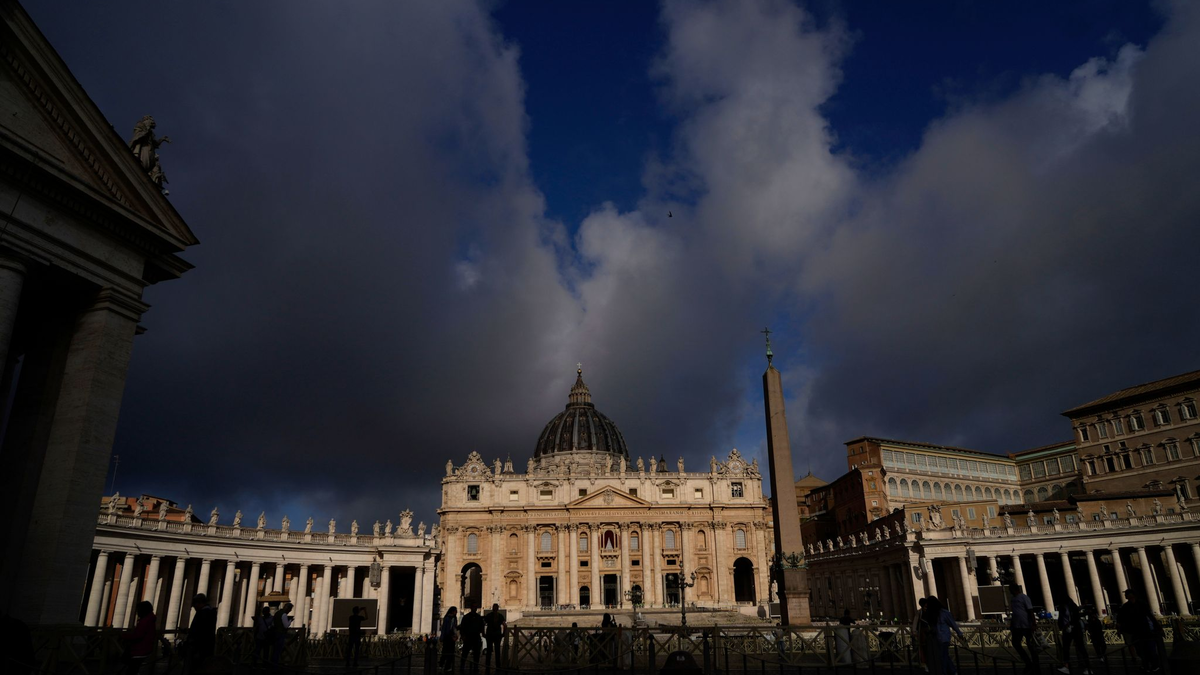 Im Petersdom findet die letzte große Messe vor dem Konklave statt. - Foto: Gregorio Borgia/AP/dpa