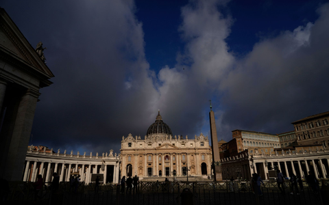 Im Petersdom findet die letzte große Messe vor dem Konklave statt. - Foto: Gregorio Borgia/AP/dpa