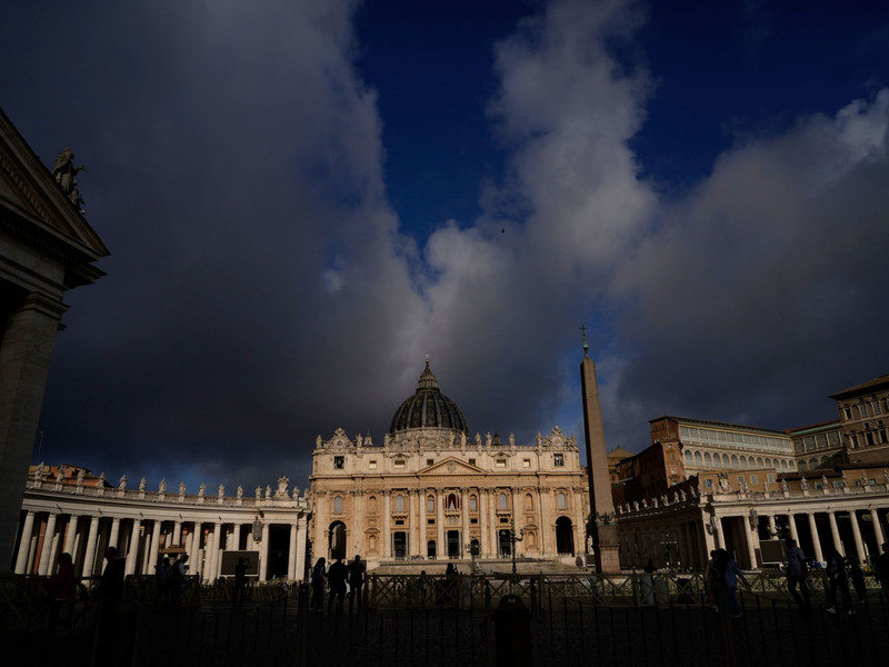 Im Petersdom findet die letzte große Messe vor dem Konklave statt. - Foto: Gregorio Borgia/AP/dpa