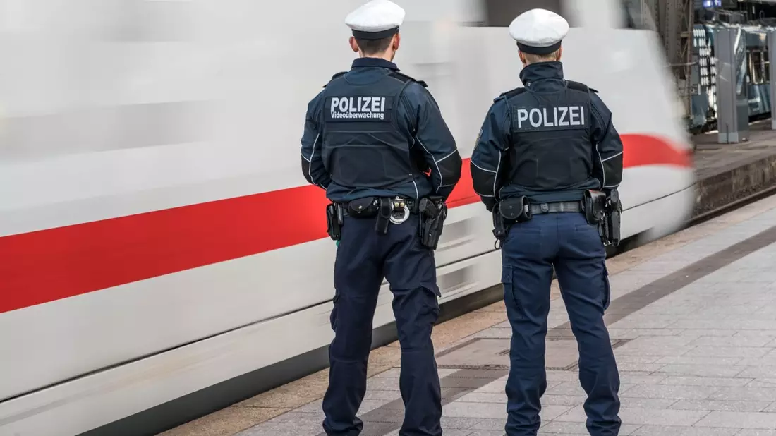 BPOL-HH: Zechpreller im ICE attackiert Zugchef und spuckt ihm ins Gesicht-Vorläufige Festnahme durch Bundespolizei im Bahnhof Harburg- - Bild: presseportal.de