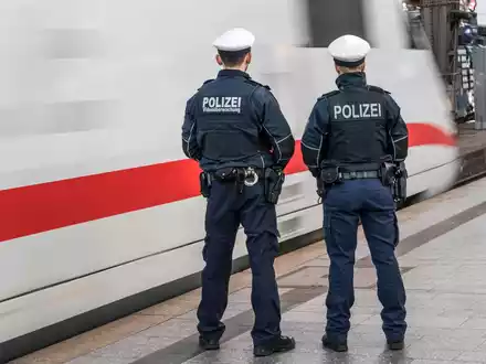 BPOL-HH: Zechpreller im ICE attackiert Zugchef und spuckt ihm ins Gesicht-Vorläufige Festnahme durch Bundespolizei im Bahnhof Harburg- - Foto: presseportal.de