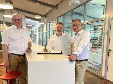 Powering up DC- MENNEKES steigt ins Geschäft mit DC-Ladestationen ein. Übernahme und Weiterentwicklung der DC-Ladelösungen von CHARGE-V - Foto: presseportal.de