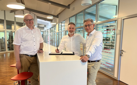 Powering up DC- MENNEKES steigt ins Geschäft mit DC-Ladestationen ein. Übernahme und Weiterentwicklung der DC-Ladelösungen von CHARGE-V - Foto: presseportal.de