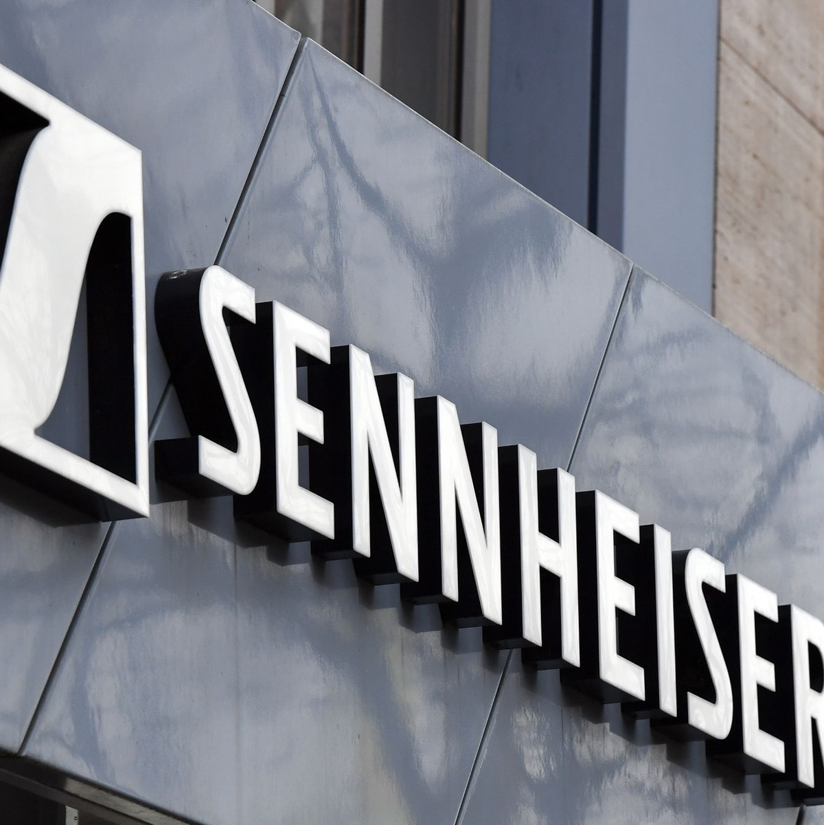 Laut dem Bundeskartellamt hat Sennheiser jahrelang Preiserhöhungen bei Händlern erwirkt. (Archivbild) - Foto: Jens Kalaene/dpa-Zentralbild/ZB