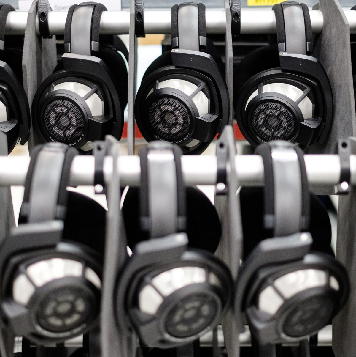 Die Marke Sennheiser ist international für ihre Kopfhörer bekannt. (Archivbild) - Foto: Ole Spata/dpa