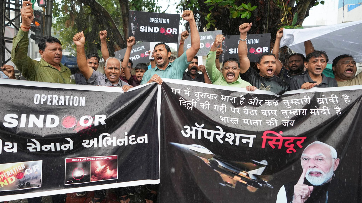 Die Angst vor einer Eskalation des Konflikts wächst.  - Foto: Ajit Solanki/AP/dpa