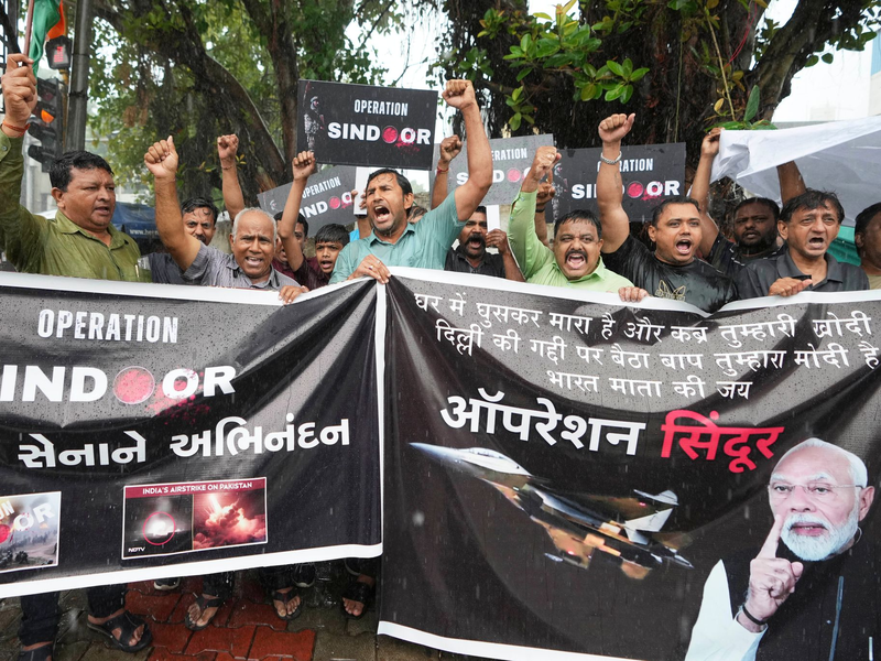 Die Angst vor einer Eskalation des Konflikts wächst.  - Foto: Ajit Solanki/AP/dpa