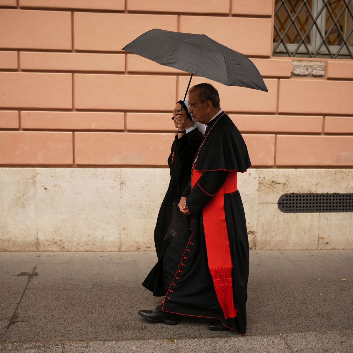 Die Kardinäle haben sich im Vatikan eingefunden. - Foto: Francisco Seco/AP/dpa