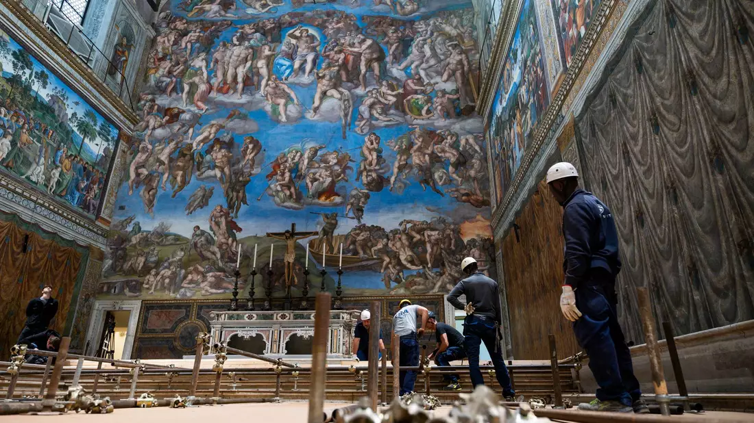 In der Sixtinischen Kapelle wurde in den letzten Tagen noch gearbeitet. (Archivbild) - Bild: --/Vatican Media/dpa