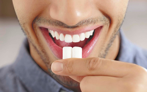 Der Zahnpflege-Zusatz-Joker: Zuckerfreier Kaugummi unterstützt die Kariesprävention - Foto: presseportal.de