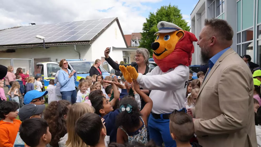 POL-OF: Kinderkommissar LEON in Erlensee: LEON-Hilfe-Inseln vor 180 Vorschulkindern vorgestellt! - Bild: presseportal.de