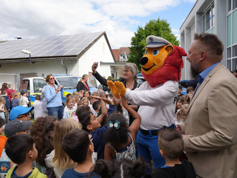 POL-OF: Kinderkommissar LEON in Erlensee: LEON-Hilfe-Inseln vor 180 Vorschulkindern vorgestellt! - Foto: presseportal.de