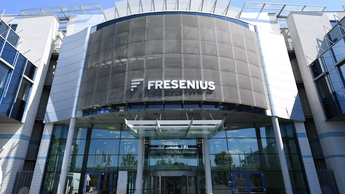Fresenius hat zum Jahresbeginn besser abgeschnitten als von Analysten erwartet (Archivbild) - Bild: Arne Dedert/dpa