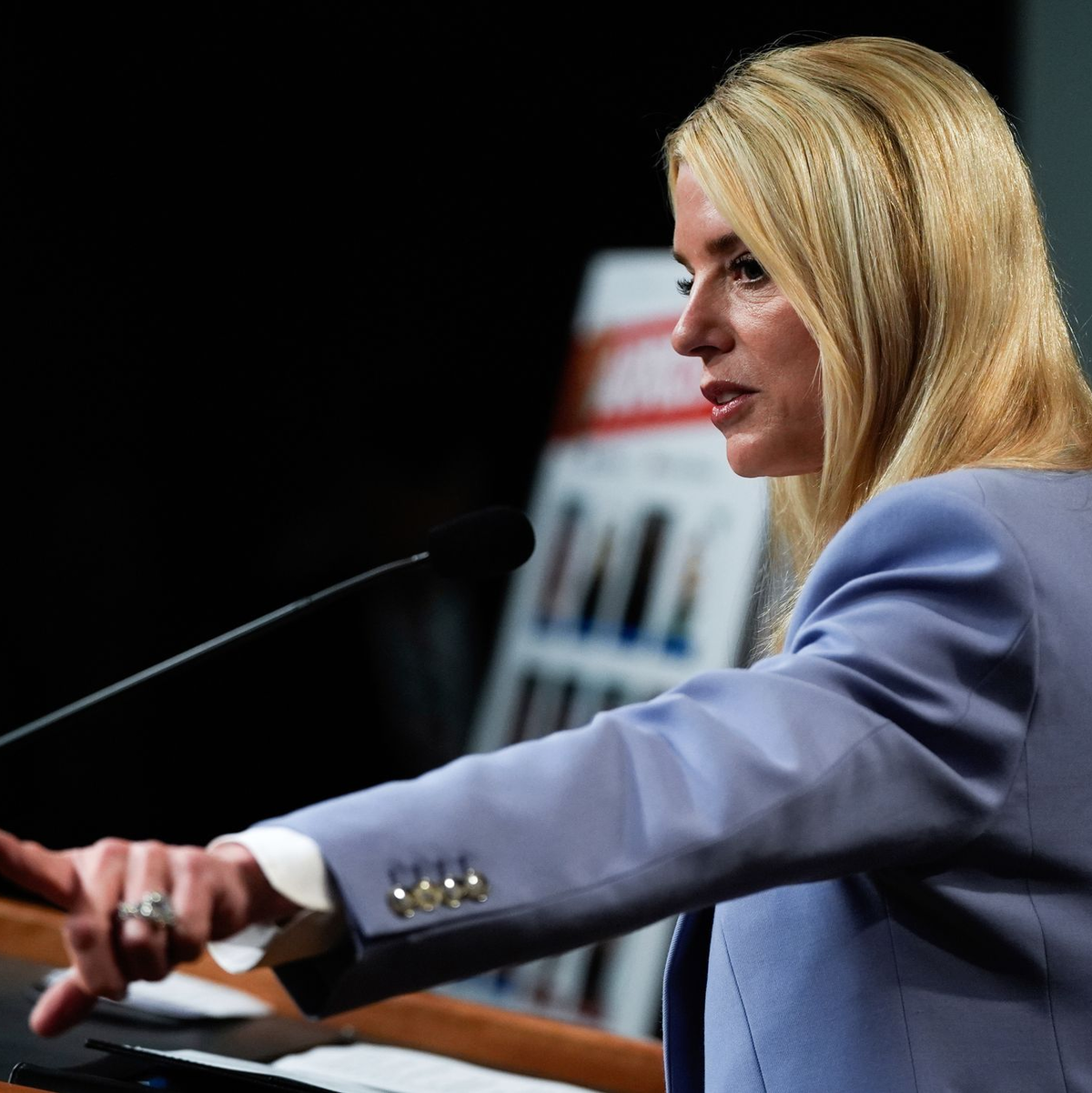 US-Justizministerin Bondi steht wegen ihres Umgangs mit dem Fall besonders in der Kritik. (Archivbild) - Foto: Julia Demaree Nikhinson/AP/dpa