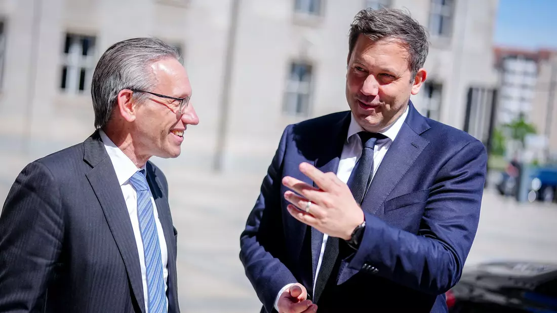 Vizekanzler Klingbeil hat das Finanzministerium übernommen. - Bild: Kay Nietfeld/dpa