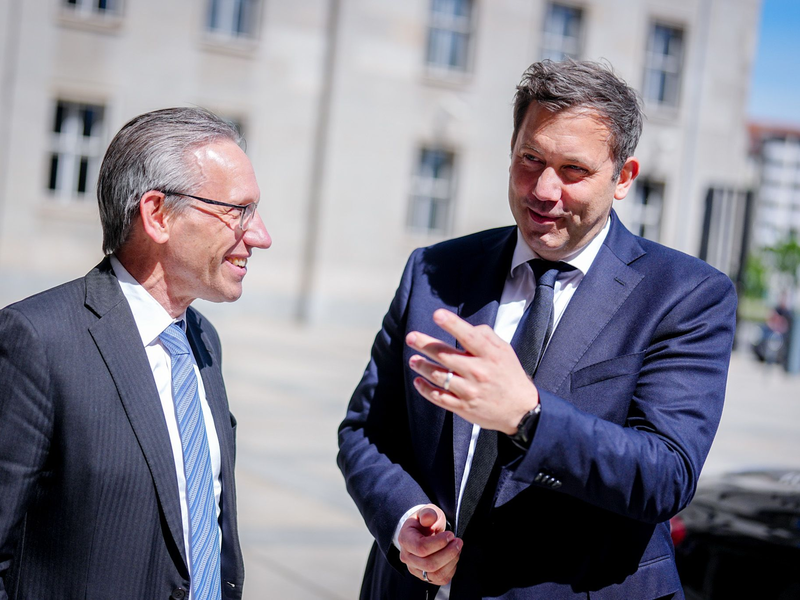 Vizekanzler Klingbeil hat das Finanzministerium übernommen. - Foto: Kay Nietfeld/dpa