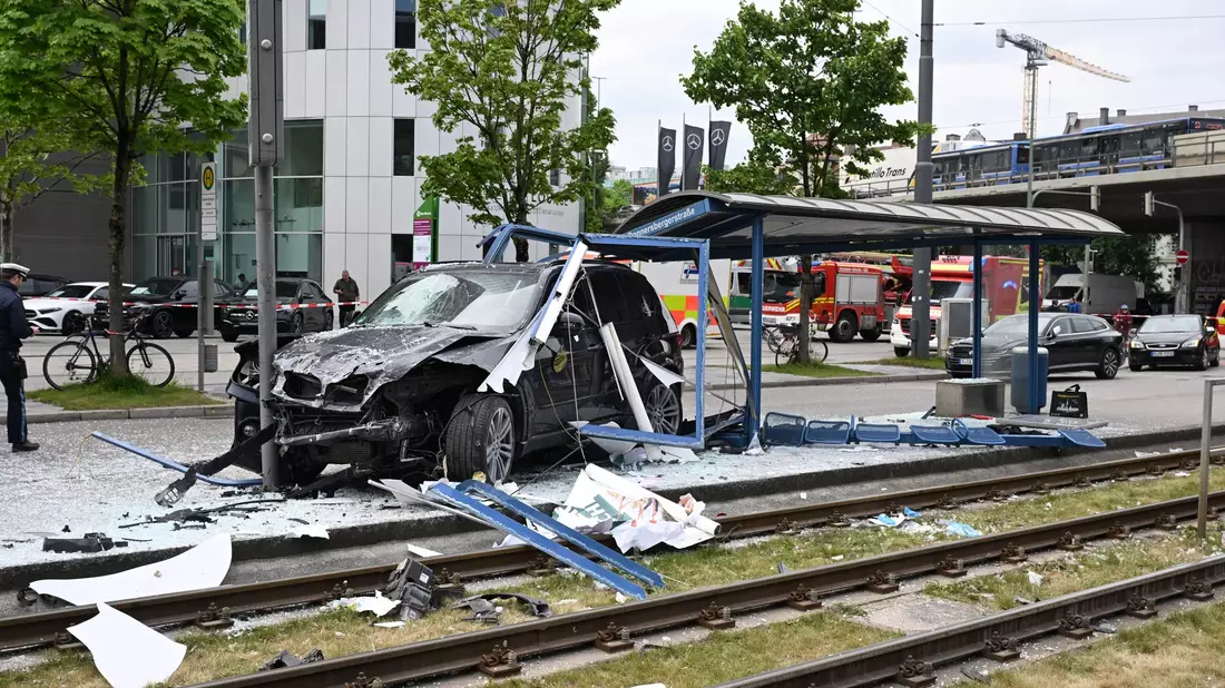 Das Auto fuhr in ein Haltestellenhäuschen nahe der Donnersbergerbrücke. - Bild: Felix Hörhager/dpa