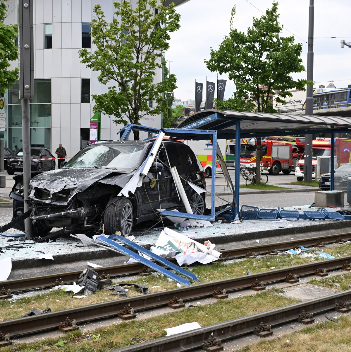 Das Auto fuhr in ein Haltestellenhäuschen nahe der Donnersbergerbrücke. - Foto: Felix Hörhager/dpa